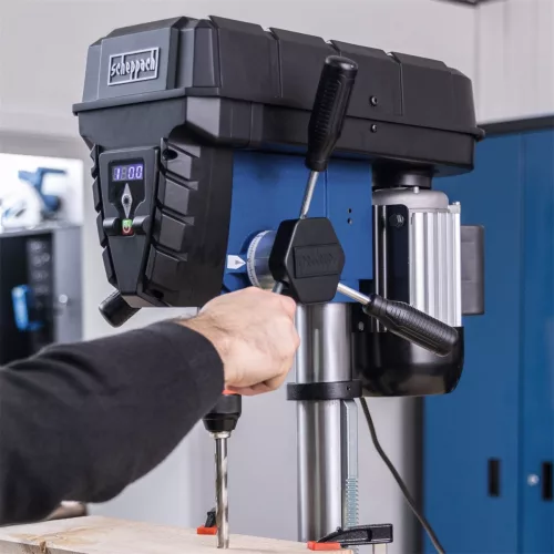 Scheppach TBM 250 Vario oszlopos fúrógép 600 W, keresztlézer, digitális kijelző