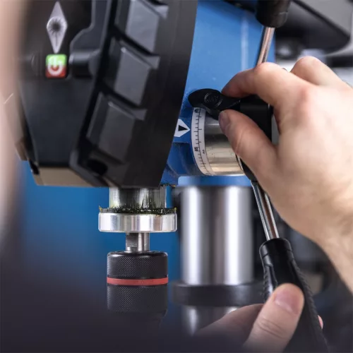 Scheppach TBM 250 Vario oszlopos fúrógép 600 W, keresztlézer, digitális kijelző