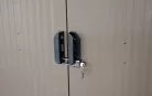 Riwall PRO RMSA 6x8 fém kerti tároló 2,4x1,7 m, nyeregtetős, zárható, barna