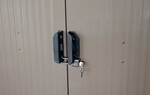 Riwall PRO RMSA 6x8 fém kerti tároló 2,4x1,7 m, nyeregtetős, zárható, barna