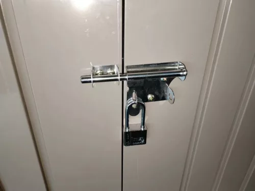 Riwall PRO RMSP 6x8 fém kerti tároló ház 240x183 cm, lapostetős, zárható, barna